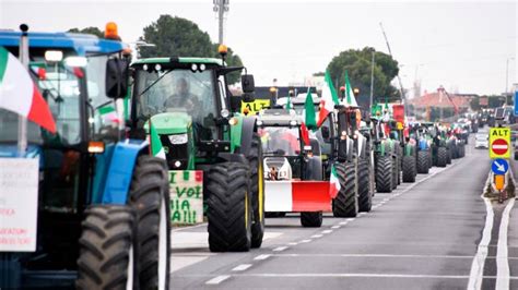 La Protesta Dei Trattori A Rimini Siamo I Custodi Della Terra Ma L