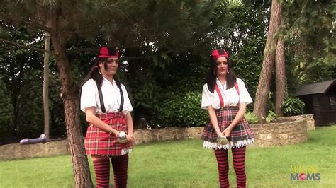 Milf rubia vestida como Alicia en el país de las maravillas se mete en un intenso juego de roles