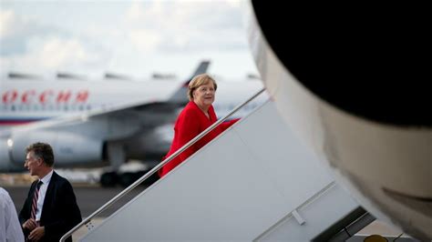 Im Flieger Entdeckt Angela Merkel Fliegt Bodenst Ndig In Der Economy Class