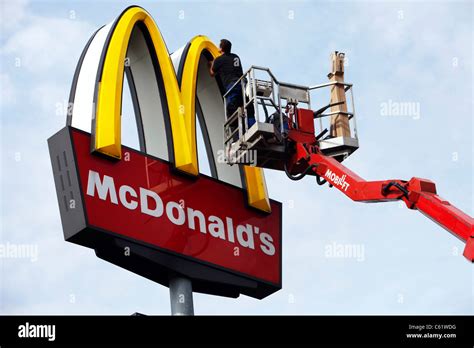 Mcdonalds Fast Food Restaurant Neon Hi Res Stock Photography And Images