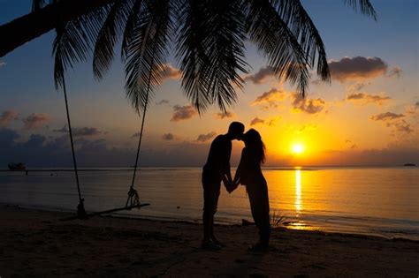 Silhueta De Casal Apaixonado Beijos Na Praia Durante O Pôr Do Sol