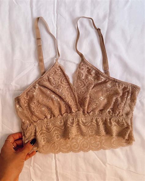 Conjunto lingerie sutiã de renda sem bojo e calcinha de renda na cor