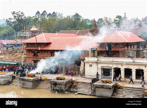 Cremación hindú y funeral en el ghat en el Río Bagmati en sagrado hindú