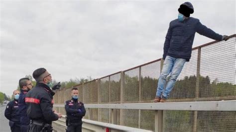 Italia 50enne Salvato Dai Carabinieri Mentre Tenta Il Suicidio