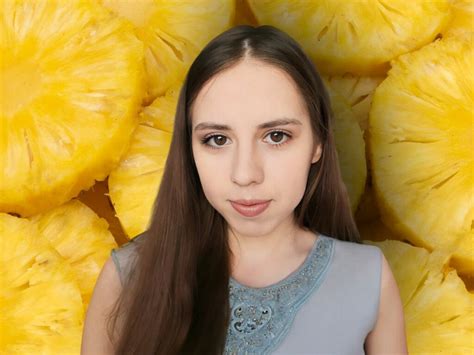 SummerFletcher Busty Brunette Female Webcam SexCamDB