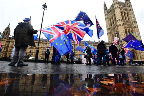 Abgeordnete übergeben Petition für zweites Brexit Referendum an May