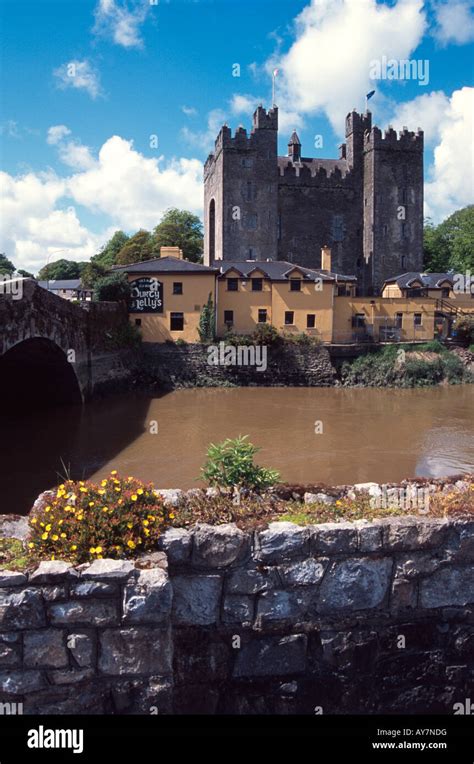 bunratty castle large tower house county clare ireland Stock Photo - Alamy