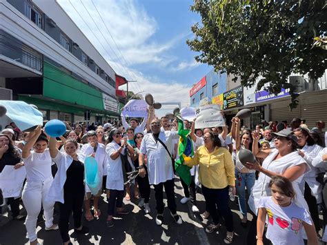 Enfermeiros desfilam em avenida de Anápolis para protestar contra