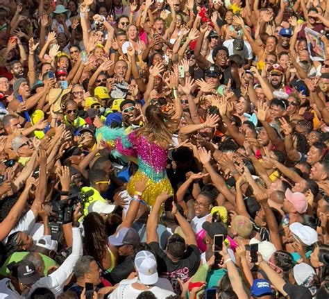 Ivete Sangalo Se Joga No Meio Do Povo Na Pipoca Do Campo Grande Eu