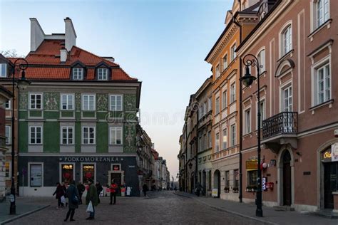 Cidade De Varsóvia Rua Estreita Entre Edifícios Coloridos Da Cidade