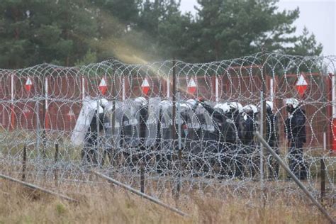 Lage Eskaliert Wasserwerfer Gegen Migranten An Grenze Zu Belarus