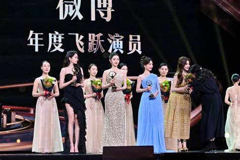 今晚微博之夜内场：李现、杨幂、杨紫、马丽、关晓彤、宋轶、毛晓 财经头条