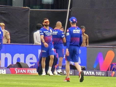 Virat Kohli In Jaipur For Rcb Vs Rr Match विराट कोहली को देखने स्टैंड में घुस गए फैंस जयपुर