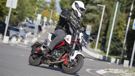 Fotos de la Benelli Tornado Naked T 125 en acción FórmulaMoto