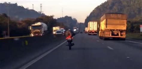 Motociclista Flagrado Praticando Manobra Perigosa Na BR 101 E Garuva