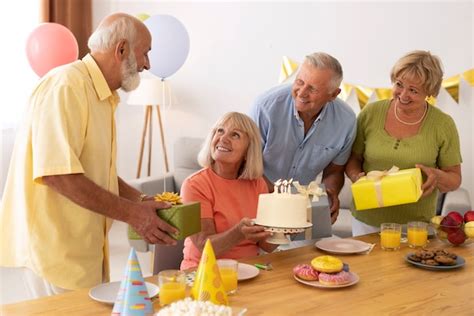 Persone Anziane Di Tiro Medio Che Festeggiano Il Compleanno Foto Gratis