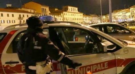 Prato Daspo Ai Parcheggiatori Abusivi Blitz In Piazza Mercatale