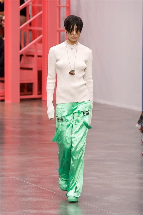 Fendi confirme le retour du pantalon cargo au défilé printemps-été 2023 ...