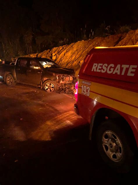 Colisão entre caminhonete e caminhão é registrada na BR 470 em