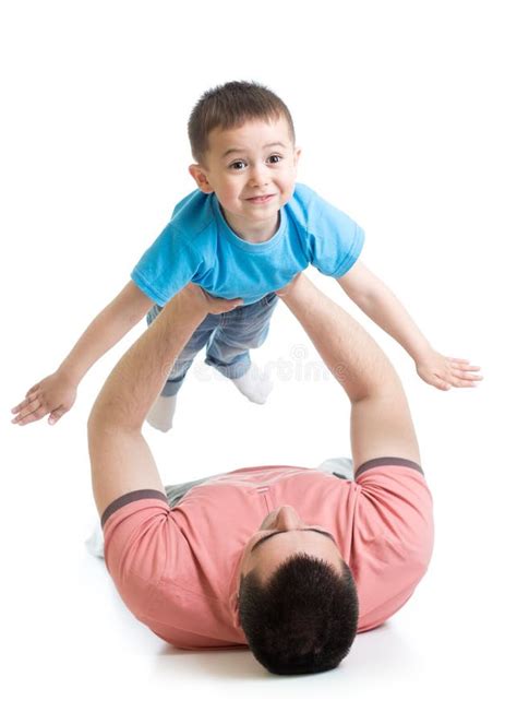 Papa Jouant Avec L Enfant De Fils Se Trouvant Sur Le Plancher Image