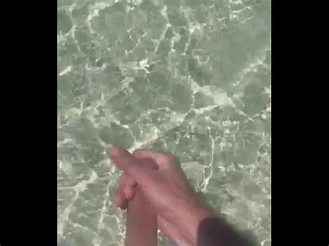 Beau mec et bite branlant à la plage XVIDEOS