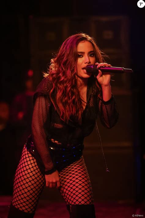 De meia arrastão hot pants Anitta completou o visual botas de