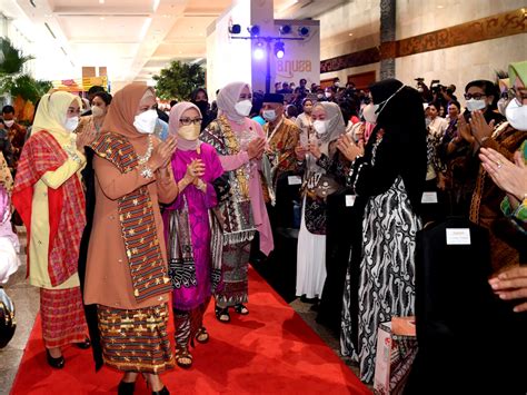 Foto Ibu Iriana Jokowi Buka Pameran Kriyanusa Tahun