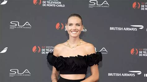 Amandine Petit plus séduisante que jamais elle prend la pose en bikini et affiche sa