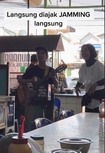 Pengamen Ini Tak Sadar Bawakan Lagu Kotak Di Depan Personelnya Tantri