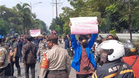 Gelar Aksi Unjuk Rasa Mahasiswa Tutup Dua Jalur Akses Depan Gedung