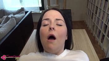 Cremita por la mañana Emma Secret follada desnuda sobre la mesa de la cocina XVIDEOS