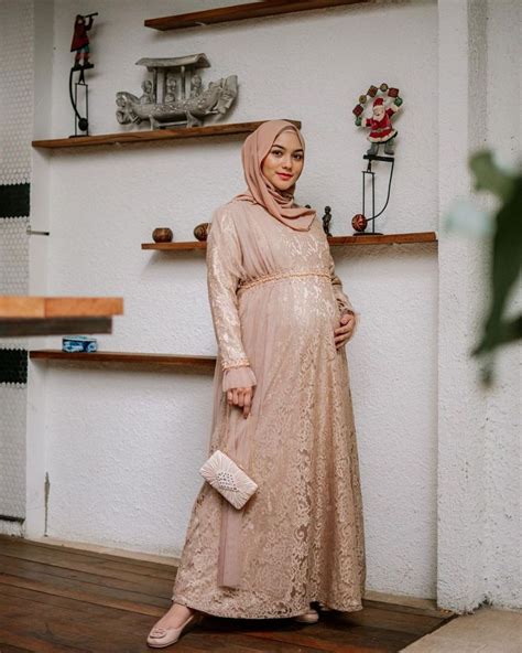 13 Inspirasi Baju Kondangan Untuk Ibu Hamil Ada Kebaya