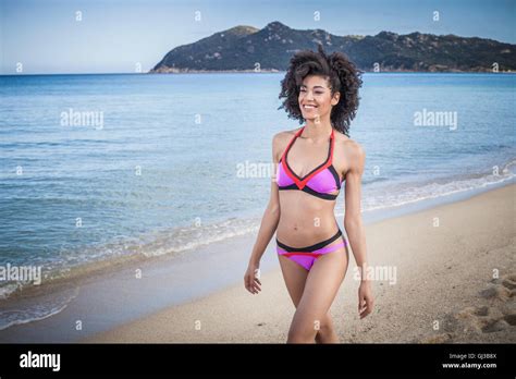 Belle femme bikini sur la plage Banque de photographies et dimages à haute résolution Alamy