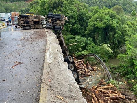 Carreta Que Transportava Toras Tomba Na Ponte Da Maestra Em Caxias Do