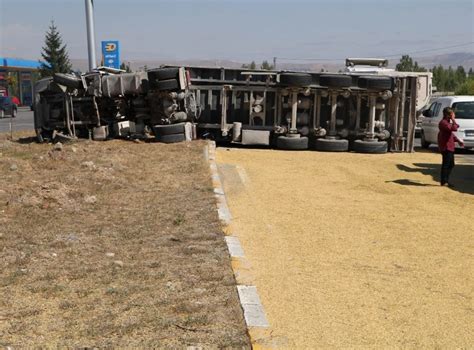 Tır Devrildi Tonlarca Arpa Karayoluna Saçıldı Haberler