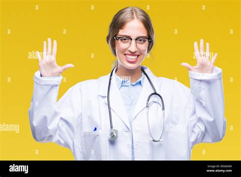 Schöne junge blonde Frau Doktor mit medizinischen gleichmäßig über