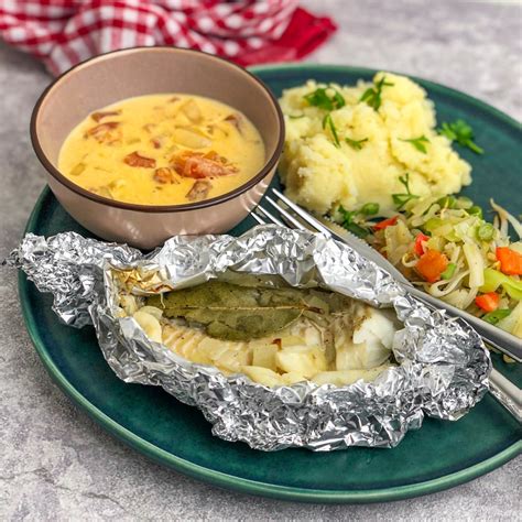 Kabeljauwfilet Uit De Oven Met Tomatenroomsaus Eten Op Tafel