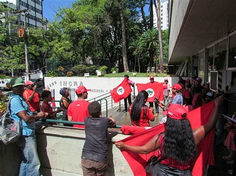 Em BH trabalhadores sem terra ocupam sede do Incra por Política