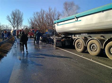 Dou Vehicule S Au Ciocnit Pe Dn I Apoi Au Luat Foc Doi Tineri