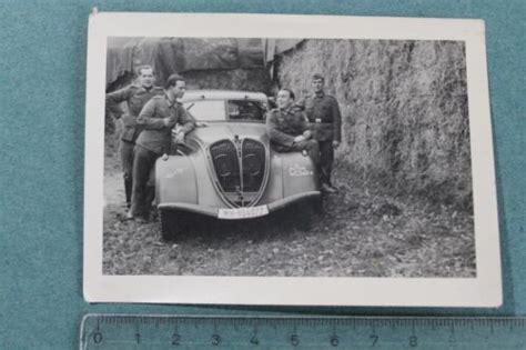 Foto Photo 42305 Wehrmacht Oldtimer PKW Peugeot 402 Divisionsabzeichen