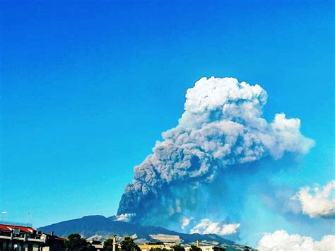 Etna Eruzione Fortissima Dal Cratere Di Sud Est Nube Di Cenere Verso