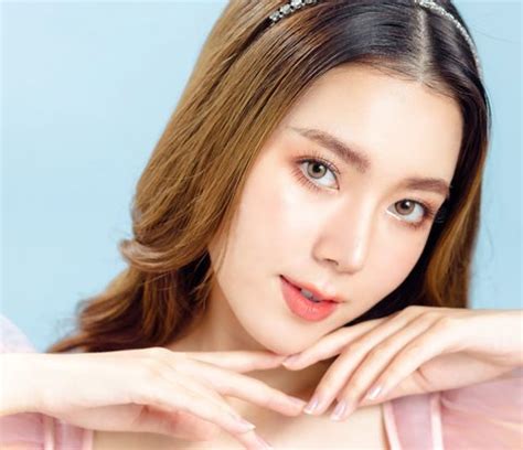 Deretan Produk Yang Bisa Diandalkan Untuk Membuat Riasan Mata Soft Glam