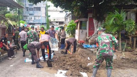 Kodim Manado Bantu Bersih Bersih Sarana Umum Tertimbun Lumpur