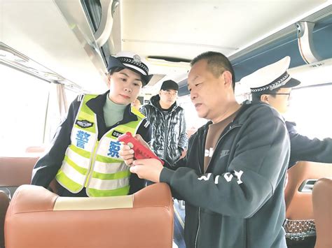 滦州市公安交警大队民警开展冬季行车交通安全大检查大教育活动 河北法制报 01版 2023年11月13日