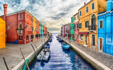 Coloridas Casas Pintadas A Lo Largo Del Canal En La Isla De Burano