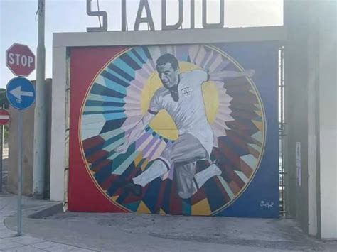 YouTG NET Cagliari Celebra Il Mito Gigi Riva Con Un Murale Nello