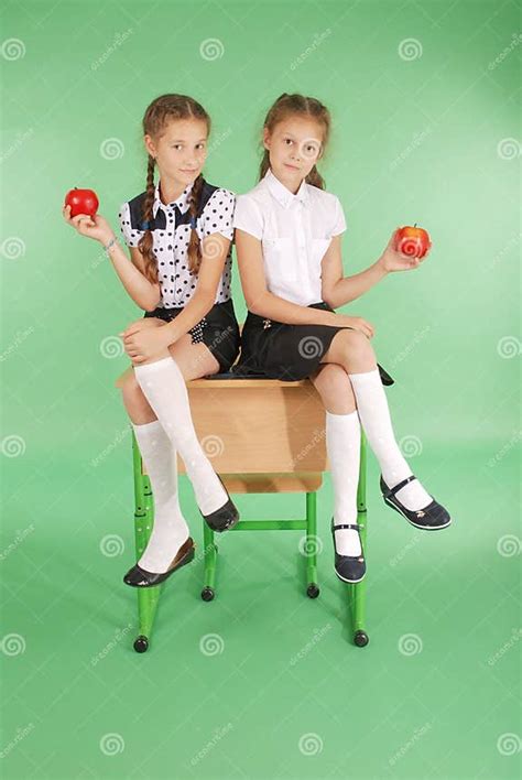 Deux Filles Dans Un Uniforme Scolaire Se Reposant Sur Le Bureau Et