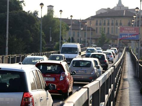 Ponte Chiuso Il Sindaco Di Calusco Un Viadotto Con Le Barche