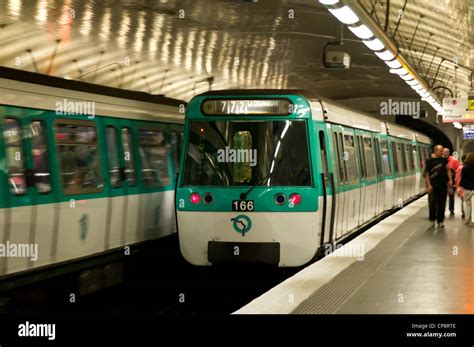 Los Trenes En El Metro De París París Francia Fotografía De Stock Alamy