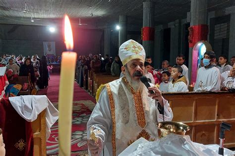 بدء قداس عيد الغطاس بكنيسة رئيس الملائكة ميخائيل في الأقصر صور